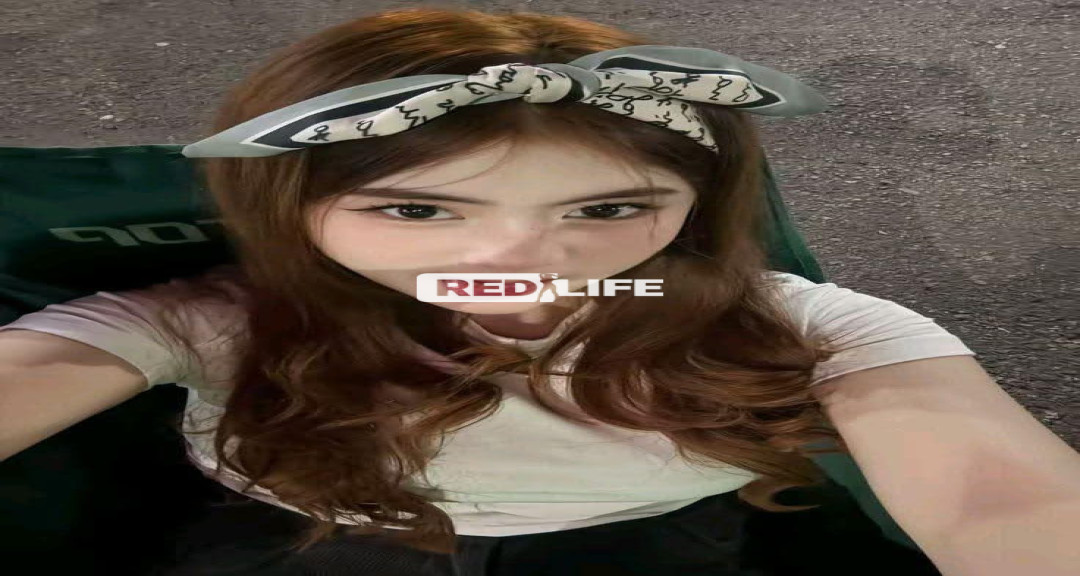 Solo men hiring Young Female