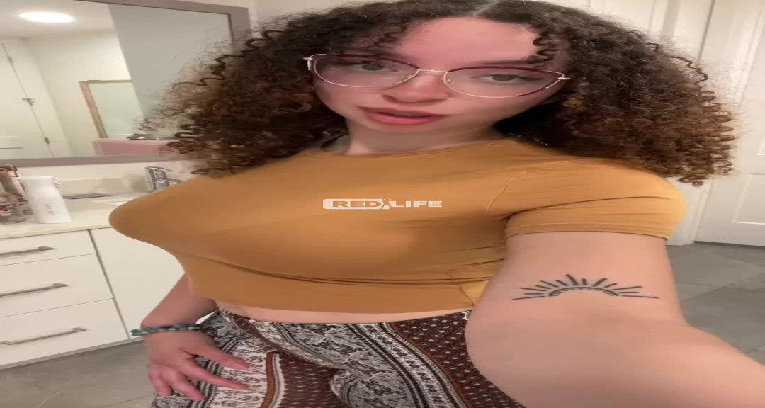 Jeune femme &eacute;l&eacute;gante et raffin&eacute;e