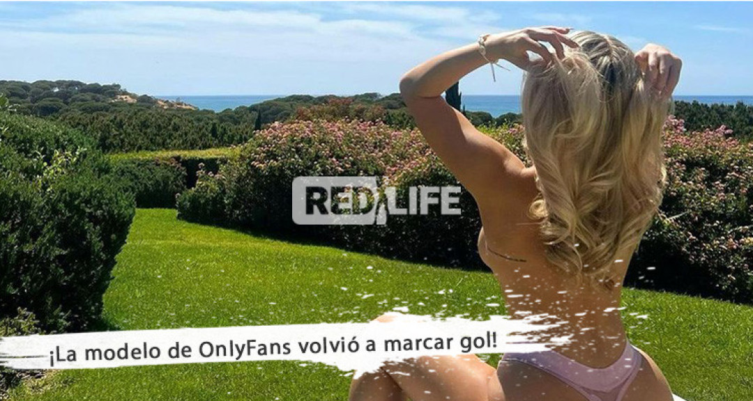 ¡La modelo en topless de
