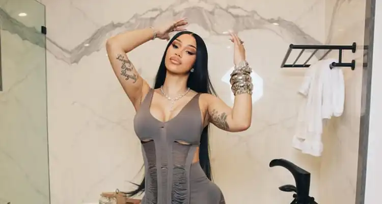Cardi B OnlyFans modelo erótica
