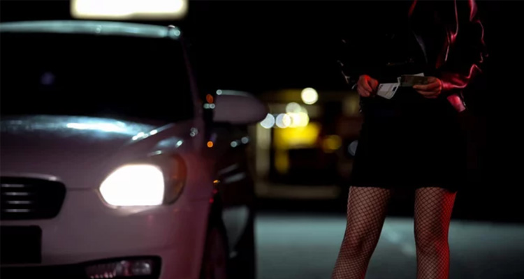 Prostituta haciendo trabajo erótico